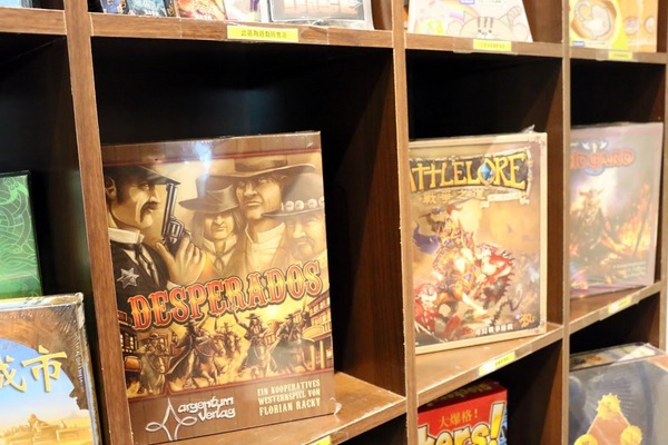 桌遊地下城：台北。大安～上百種桌上遊戲。三五好友聚會好去處。飲料買一送一優惠！桌遊地下城Bungeon（捷運國父紀念館站）