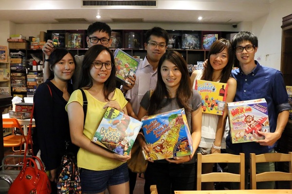 桌遊地下城：台北。大安～上百種桌上遊戲。三五好友聚會好去處。飲料買一送一優惠！桌遊地下城Bungeon（捷運國父紀念館站）