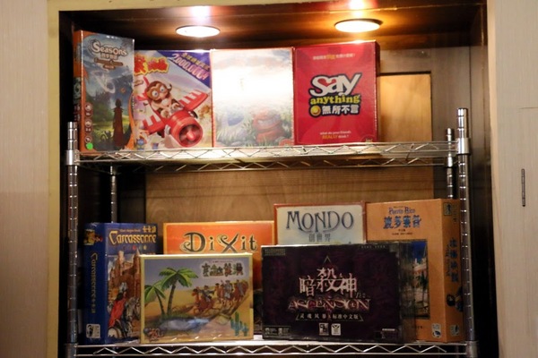 桌遊地下城：台北。大安～上百種桌上遊戲。三五好友聚會好去處。飲料買一送一優惠！桌遊地下城Bungeon（捷運國父紀念館站）