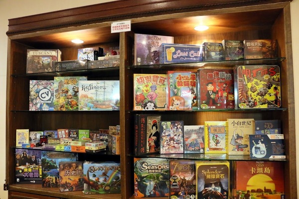 桌遊地下城：台北。大安～上百種桌上遊戲。三五好友聚會好去處。飲料買一送一優惠！桌遊地下城Bungeon（捷運國父紀念館站）