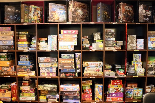 桌遊地下城：台北。大安～上百種桌上遊戲。三五好友聚會好去處。飲料買一送一優惠！桌遊地下城Bungeon（捷運國父紀念館站）