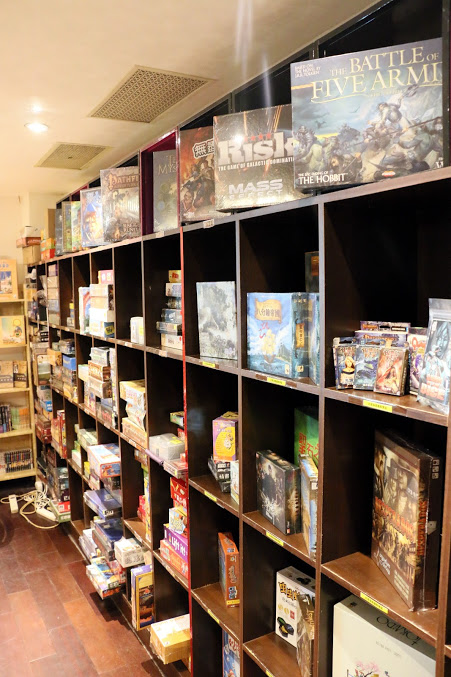 桌遊地下城：台北。大安～上百種桌上遊戲。三五好友聚會好去處。飲料買一送一優惠！桌遊地下城Bungeon（捷運國父紀念館站）