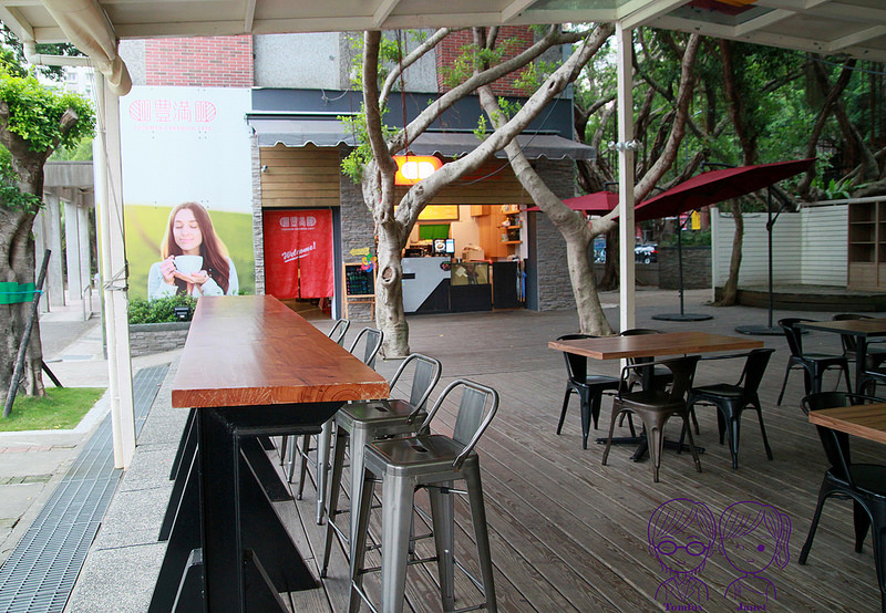 8 豐滿總匯三明治 室外座位