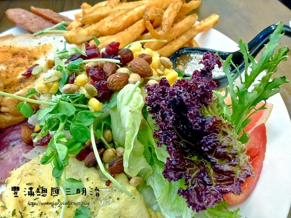 豐滿咖啡．早午餐：【新北市板橋區/食記】人氣紅不讓, 超大份量平價台北板橋早午餐 / 咖啡下午茶 ✿✿ 豐滿總匯三明治 ✿✿