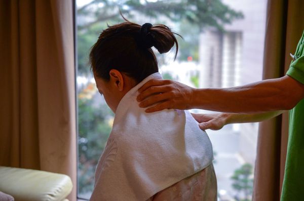 【台北SPA按摩】艾樂源足體養身會館-辦公大樓內隱密且放鬆的好地方，1號按摩師-張師父．按摩/指壓/美容SPA/台北101世貿站