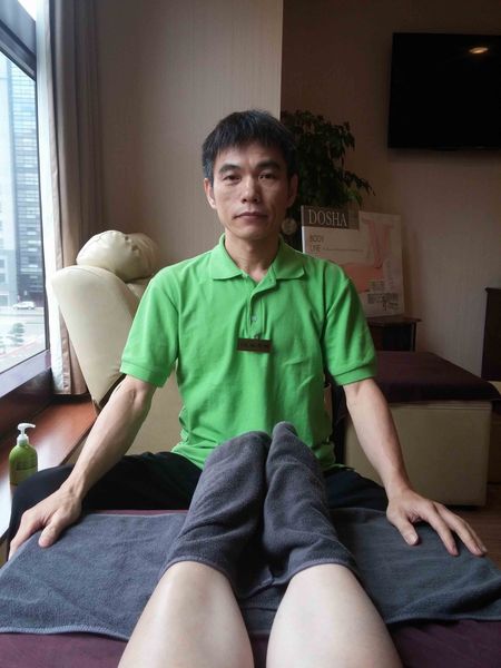 【台北SPA按摩】艾樂源足體養身會館-辦公大樓內隱密且放鬆的好地方，1號按摩師-張師父．按摩/指壓/美容SPA/台北101世貿站