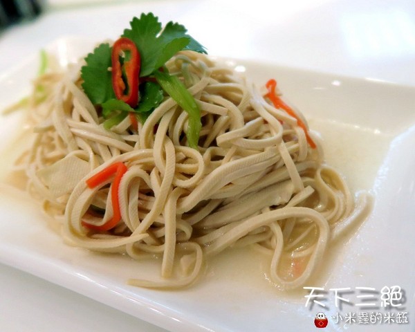 天下三絕：【台北東區︱捷運忠孝復興站】天下三絕麵食館~頂級牛肉麵與紅酒的奢華饗宴~