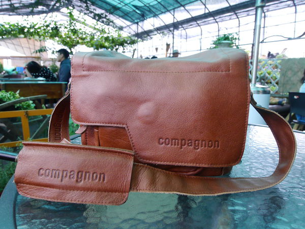 00德國 手工包 真牛皮 compagnon 高質感 相機包 旅行包 媽媽包 後背包.JPG