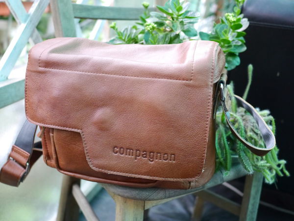 15德國 手工包 真牛皮 compagnon 高質感 相機包 旅行包 媽媽包 後背包.JPG