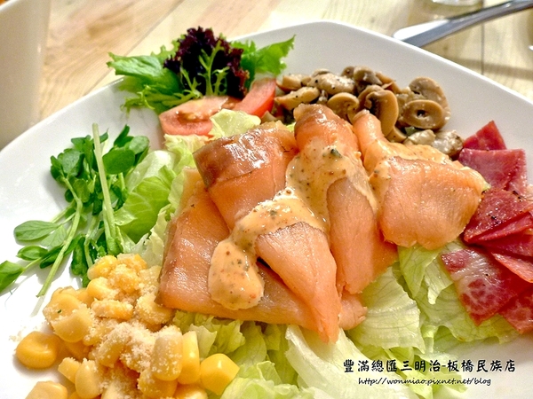 豐滿咖啡早午餐(民族店)：【新北市板橋區/食記】板橋早午餐 / 咖啡下午茶 / 豐滿 (完整菜單) ✿✿ 豐滿總匯三明治/民族店 ✿✿