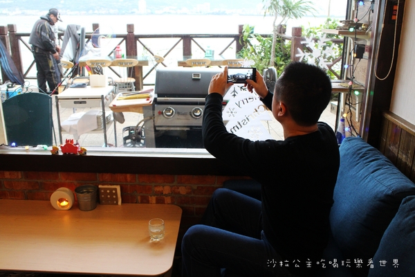 夜貓食堂：慢步淡水河畔『夜貓食堂』宵夜/燒烤BBQ/新北寵物餐廳/夜景