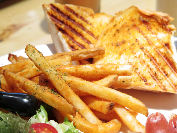 豐滿早午餐(信義世貿店)：北醫平價優質連鎖早午餐。豐滿三明治 * 信義早午餐 / 世貿下午茶*