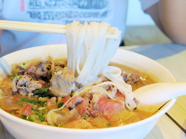 新越 越南麵食館：美味道地的越南美食，鄰近五分埔 / 捷運後山埤站。新越越南麵食館