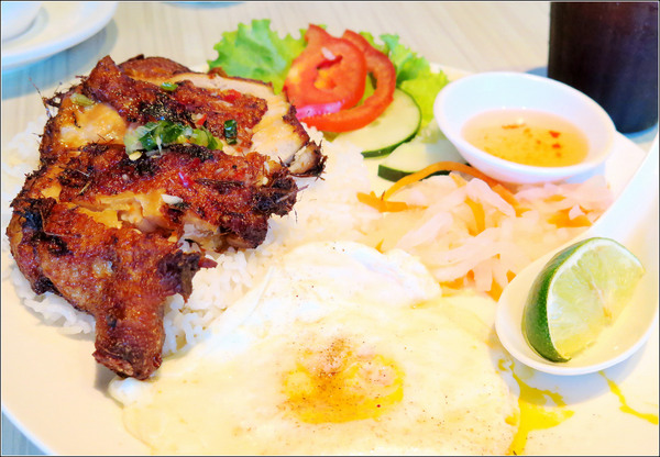 新越 越南麵食館：美味道地的越南美食，鄰近五分埔 / 捷運後山埤站。新越越南麵食館