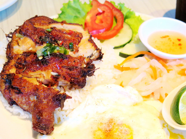 新越 越南麵食館：美味道地的越南美食，鄰近五分埔 / 捷運後山埤站。新越越南麵食館