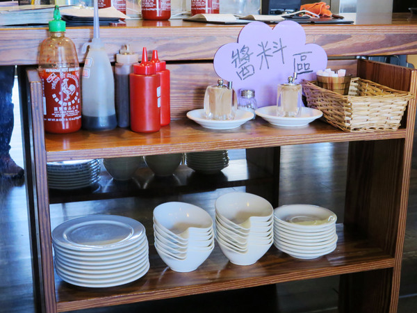 新越 越南麵食館：美味道地的越南美食，鄰近五分埔 / 捷運後山埤站。新越越南麵食館