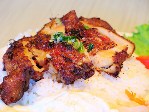 新越 越南麵食館：美味道地的越南美食，鄰近五分埔 / 捷運後山埤站。新越越南麵食館