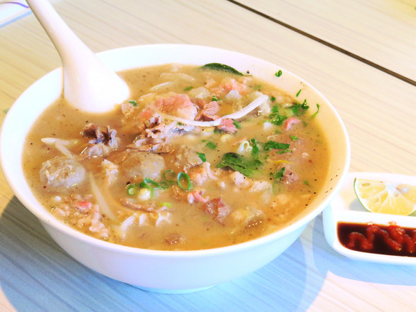 新越 越南麵食館：美味道地的越南美食，鄰近五分埔 / 捷運後山埤站。新越越南麵食館