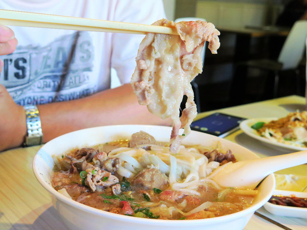 新越 越南麵食館：美味道地的越南美食，鄰近五分埔 / 捷運後山埤站。新越越南麵食館