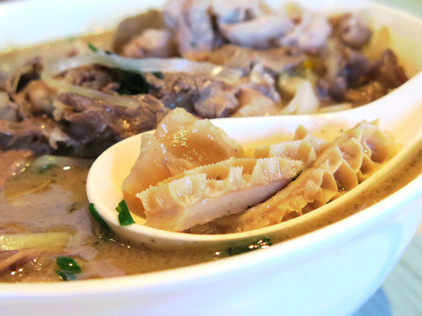 新越 越南麵食館：美味道地的越南美食，鄰近五分埔 / 捷運後山埤站。新越越南麵食館