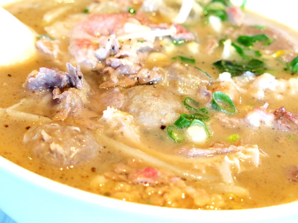 新越 越南麵食館：美味道地的越南美食，鄰近五分埔 / 捷運後山埤站。新越越南麵食館