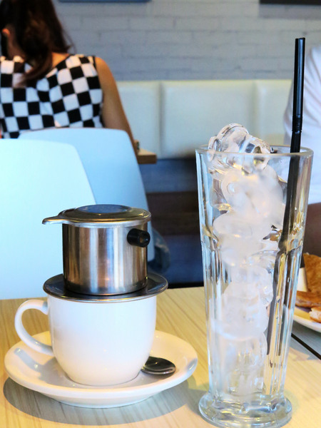 新越 越南麵食館：美味道地的越南美食，鄰近五分埔 / 捷運後山埤站。新越越南麵食館