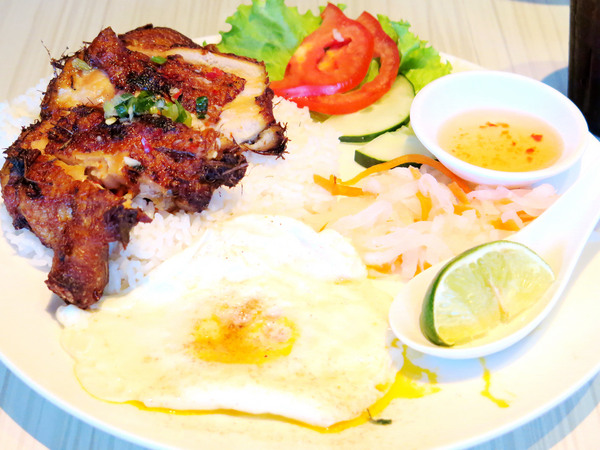 新越 越南麵食館：美味道地的越南美食，鄰近五分埔 / 捷運後山埤站。新越越南麵食館