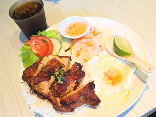 新越 越南麵食館：美味道地的越南美食，鄰近五分埔 / 捷運後山埤站。新越越南麵食館
