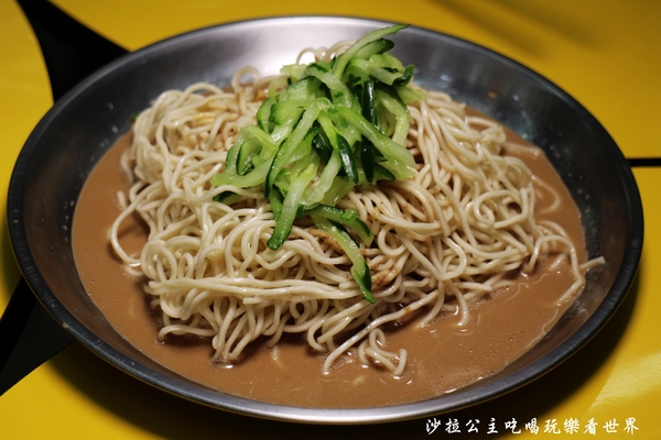 陸地涼麵：通訊行裡吃涼麵『陸地涼麵』黑糖刨冰/捷運忠孝新生站/中山區