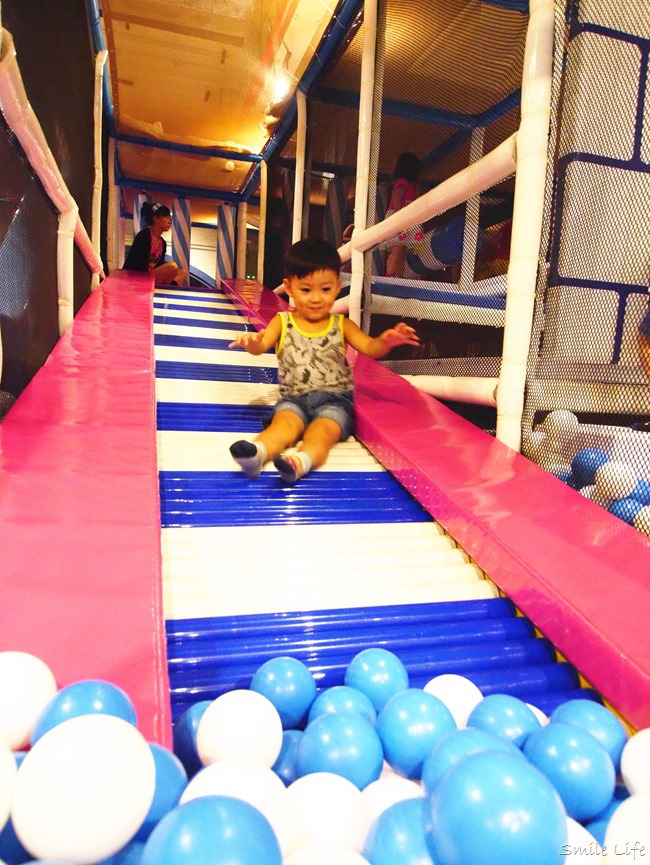 台北公館休閒運動會館「洛德城堡水上樂園」結合健身房、室內泳池、親子遊戲區、電動超跑、戶外多項水上設施、滑水道…