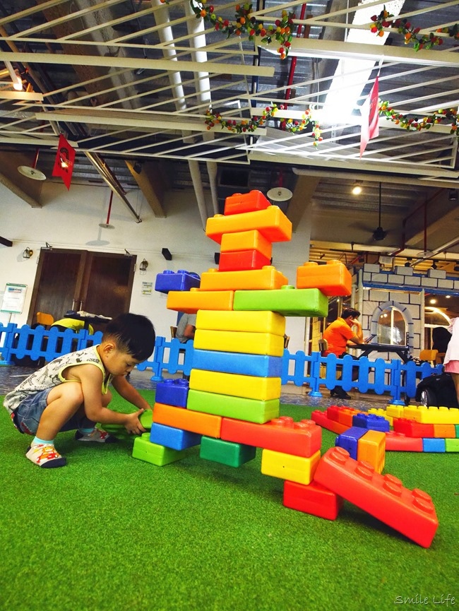 台北公館休閒運動會館「洛德城堡水上樂園」結合健身房、室內泳池、親子遊戲區、電動超跑、戶外多項水上設施、滑水道…