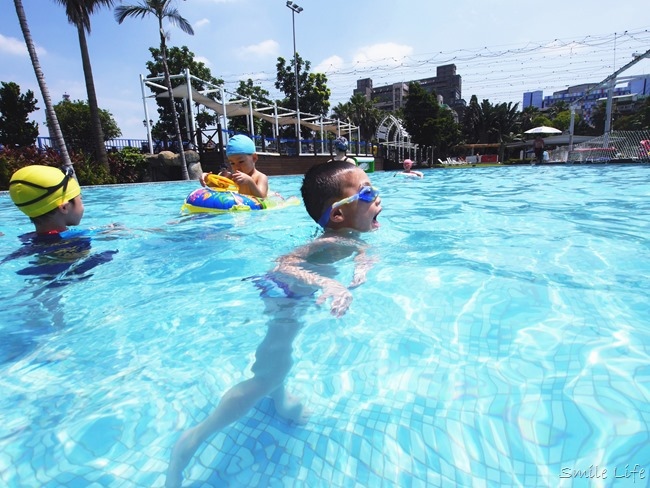 台北公館休閒運動會館「洛德城堡水上樂園」結合健身房、室內泳池、親子遊戲區、電動超跑、戶外多項水上設施、滑水道…