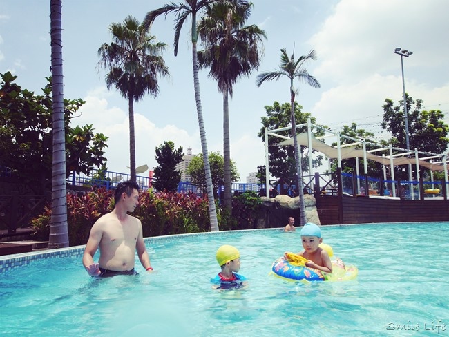 台北公館休閒運動會館「洛德城堡水上樂園」結合健身房、室內泳池、親子遊戲區、電動超跑、戶外多項水上設施、滑水道…