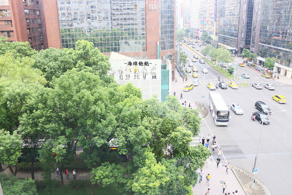 洛碁背包客棧：洛碁背包客棧-台北平價背包客棧 / Taipei hostel / 忠孝敦化站-附早餐/無線上網/電腦