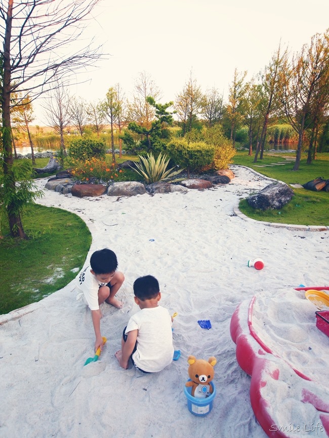 │宿。宜蘭五結│親子民宿「傳藝渡假會館」。親子沙坑、綠地湖畔美景、釣魚…完全可免追行程的清幽愜意