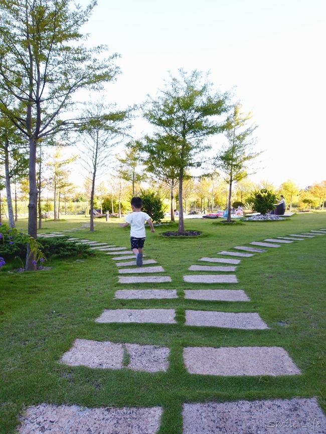 │宿。宜蘭五結│親子民宿「傳藝渡假會館」。親子沙坑、綠地湖畔美景、釣魚…完全可免追行程的清幽愜意