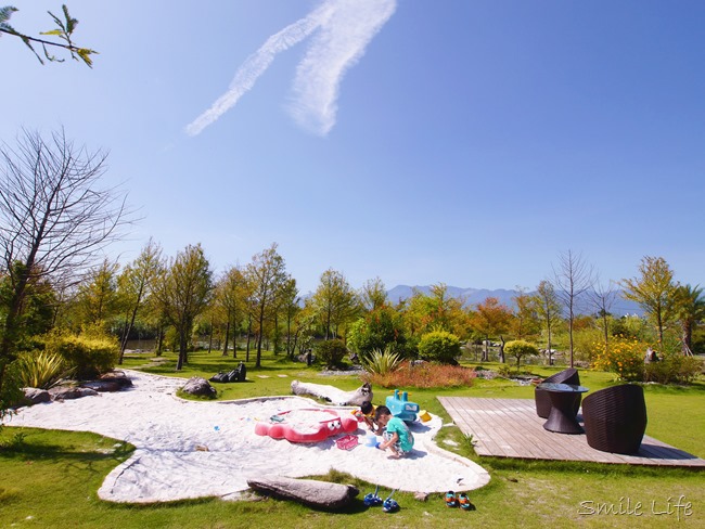 │宿。宜蘭五結│親子民宿「傳藝渡假會館」。親子沙坑、綠地湖畔美景、釣魚…完全可免追行程的清幽愜意