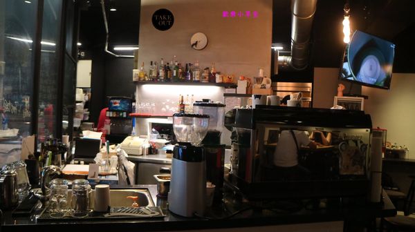 TAKE OUT burger & cafe：【台北美食】TAKE OUT美式餐廳@台北大安區/精釀啤酒/純手工漢堡