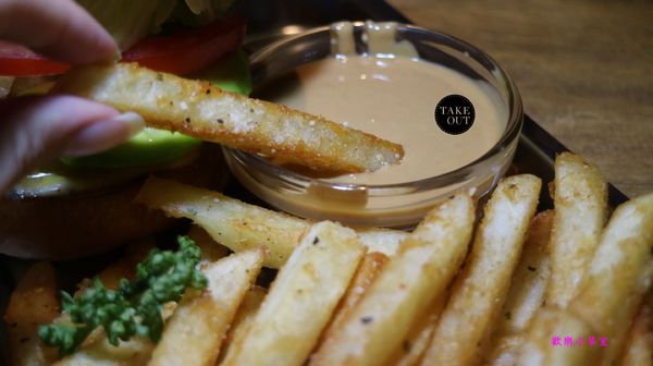 TAKE OUT burger & cafe：【台北美食】TAKE OUT美式餐廳@台北大安區/精釀啤酒/純手工漢堡