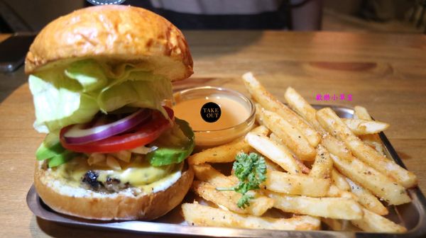 TAKE OUT burger & cafe：【台北美食】TAKE OUT美式餐廳@台北大安區/精釀啤酒/純手工漢堡