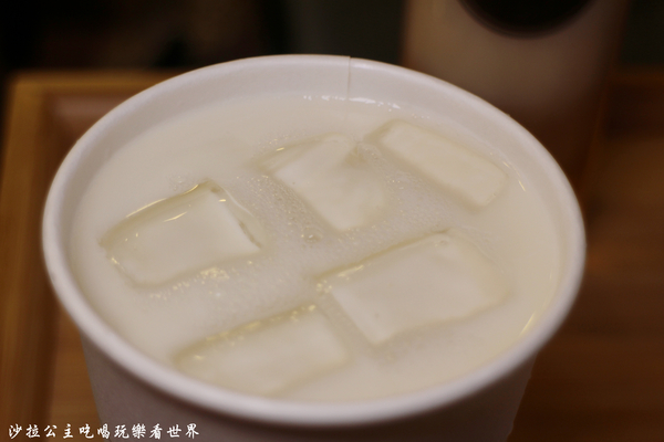 葵米珍珠飲品專賣(HOYII北車站店)：台北車站珍珠茶飲排隊店『Queenny葵米。珍珠飲品專售(HOYII北車站店)』珍珠奶茶