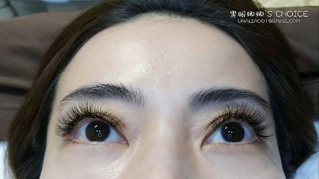 弄甲成臻山茶花美睫眼神