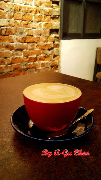 LATE Bistro 暮 餐酒館：【臺南Ω東區】LATE Bistro暮　餐酒館。台南東區餐酒館，在隱於巷弄內的驚豔裡放鬆享受深夜美食