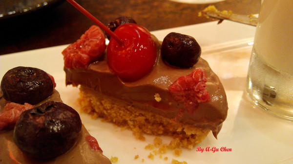 LATE Bistro 暮 餐酒館：【臺南Ω東區】LATE Bistro暮　餐酒館。台南東區餐酒館，在隱於巷弄內的驚豔裡放鬆享受深夜美食