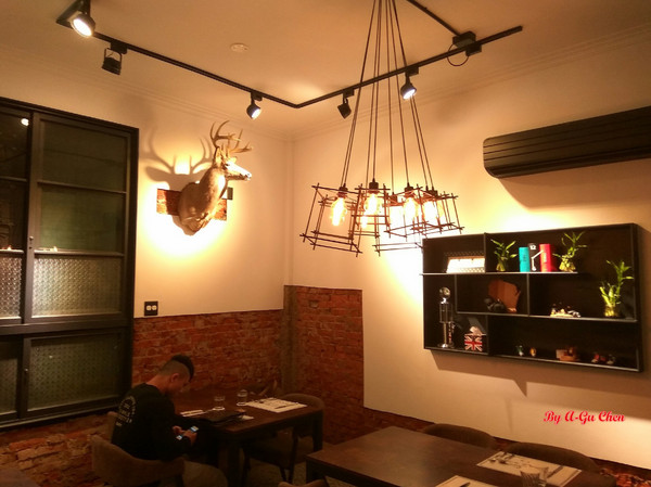 LATE Bistro 暮 餐酒館：【臺南Ω東區】LATE Bistro暮　餐酒館。台南東區餐酒館，在隱於巷弄內的驚豔裡放鬆享受深夜美食