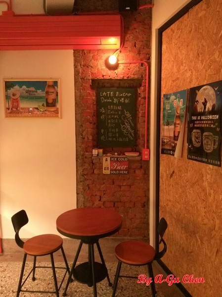 LATE Bistro 暮 餐酒館：【臺南Ω東區】LATE Bistro暮　餐酒館。台南東區餐酒館，在隱於巷弄內的驚豔裡放鬆享受深夜美食