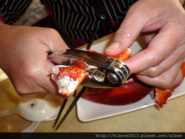 海之味55-用工具剝蝦.JPG