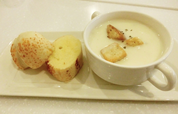 OyamiCaf'e(新埔店)：【新北@板橋】OyamiCaf'e(新埔店) 板橋美食/ 捷運新埔站 / 下午茶  / 鬆餅、義大利麵