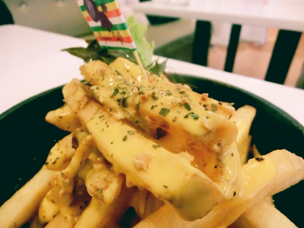 OyamiCaf'e(新埔店)：【新北@板橋】OyamiCaf'e(新埔店) 板橋美食/ 捷運新埔站 / 下午茶  / 鬆餅、義大利麵