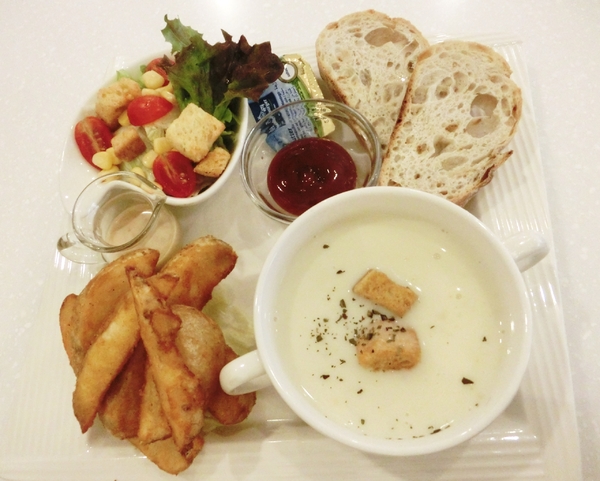 OyamiCaf'e(新埔店)：【新北@板橋】OyamiCaf'e(新埔店) 板橋美食/ 捷運新埔站 / 下午茶  / 鬆餅、義大利麵